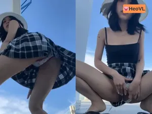 Nhân tình dâm đi du lịch nhưng cũng không quên quay clip show hàng cho fans xem