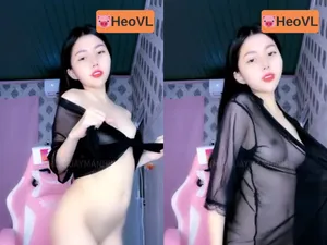 Người tình livestream khoả thân lắc cơ mông dẻo như kẹo kéo